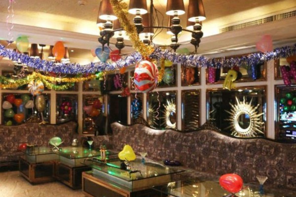 武汉话中如何表达室外喝茶”？